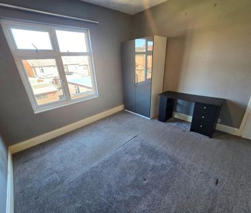 Semi detached house to rent - Photo 3