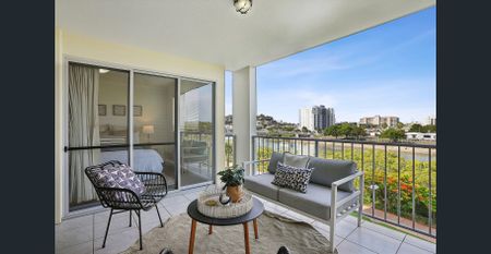 Peaceful riverside living with spacious modern interiors - Photo 5