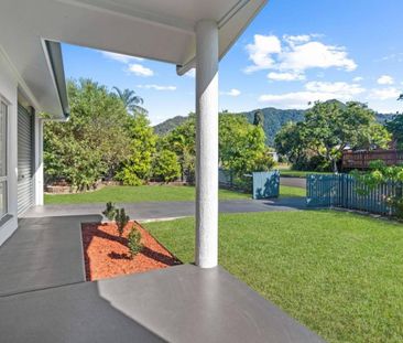 Freshly Painted - Full AC - 13KW Solar - Pool - Near Mt Sheridan Plaza - Photo 4