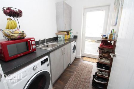 4 bedroom detached house to rent - Photo 5