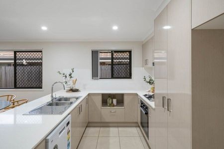 Spacious 4 Bedroom Family Home in Central Warner - Photo 3