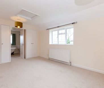 Newington, Wallingford - Photo 1