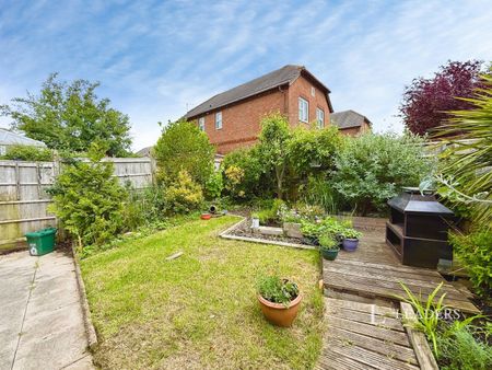 3 bedroom house to rent Wren Close, Burgess Hill, RH15 - Photo 5