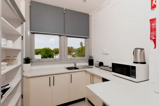 Homely studio with shared bathroom in Darlinghurst - Photo 1