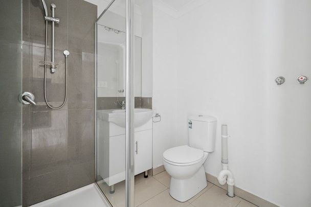 Convenient Low Maintenance 2 Bedroom Apartment in Prime Location! - Photo 1