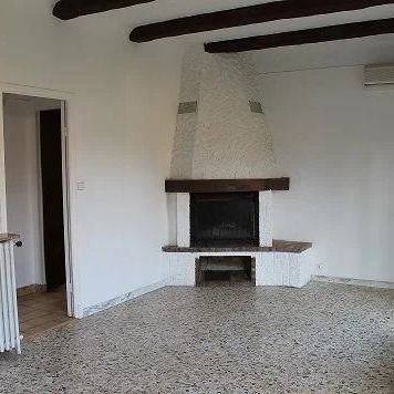 Deux pièces vide ou meublé de 50m² avec terrasse, jardin et deux parkings - Photo 1