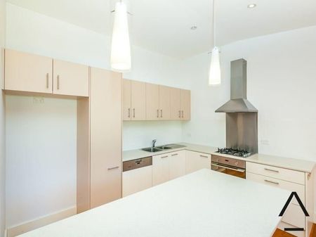 Large Renovated Family Home In Quiet Location - Photo 5