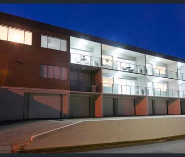 Apartment within close proximity to the City and the bustling Valley. - Photo 5