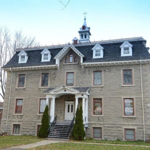 Grand 4 1/2 meublé à louer au mois deux chambres situé dans le pittoresque village du Vieux Sainte-Rose, 2500$ tout inclut - Photo 2