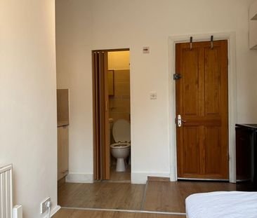 Bedsit, Sandringham Road, E8 - Photo 4