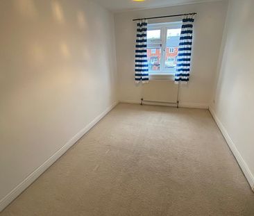 £1,250 PCM, Three Bedroom House with Off-Road Parking and Large Enc... - Photo 4