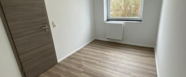 SANIERTE 2-Raum-Wohnung mit EBK - 1. OG - AB 01.12.2025 - PAUSCHALMIETE - Photo 1