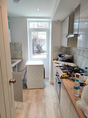 4 Bed Terraced House, Susannah Street, E14 - Photo 5