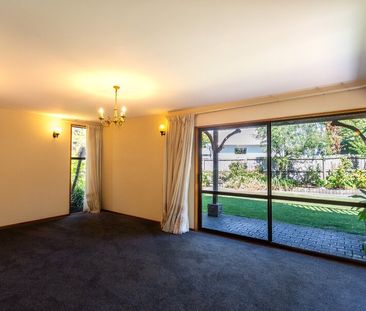 FENDALTON – PRIVATE 3 BEDROOM + STUDY, 2 LIVING AREA, IDEAL LOCATION - Photo 4