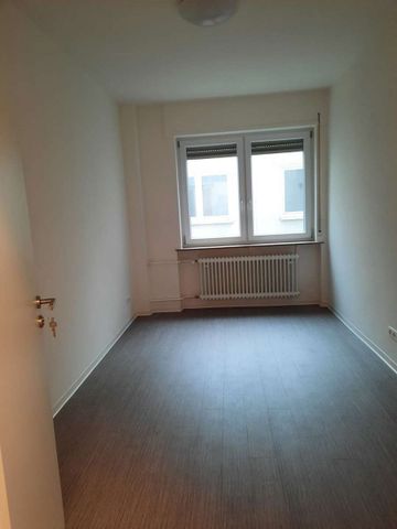 Renovierte 3-Zimmer-Wohnung mit Einbauküche und Stellplatz in der Fußgängerzone - Foto 2