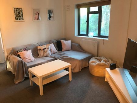 2 Bed Flat, Kingsbridge Avenue, W3 - Photo 2