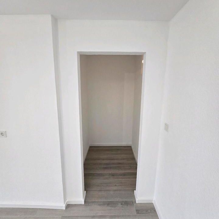 Einzug nach Kernsanierung - gehobene 3 Zimmer Wohnung in Zentrum - Photo 1