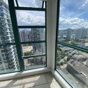 Amazing city and water view 2 bed 1den condo in Yaletown - Photo 2