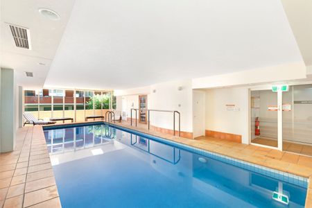 Stylish Garden Apartment with Private Entrance and Oversized Terrace - Photo 3