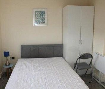 1 bedroom in a house share to rent - Photo 2