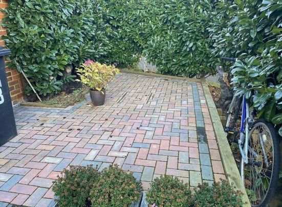 Chestnut Walk, West Byfleet, Surrey, KT14 - Photo 1