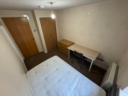 STUDENT APARTMENT TO RENT for £122 per person Room 1 - Photo 5