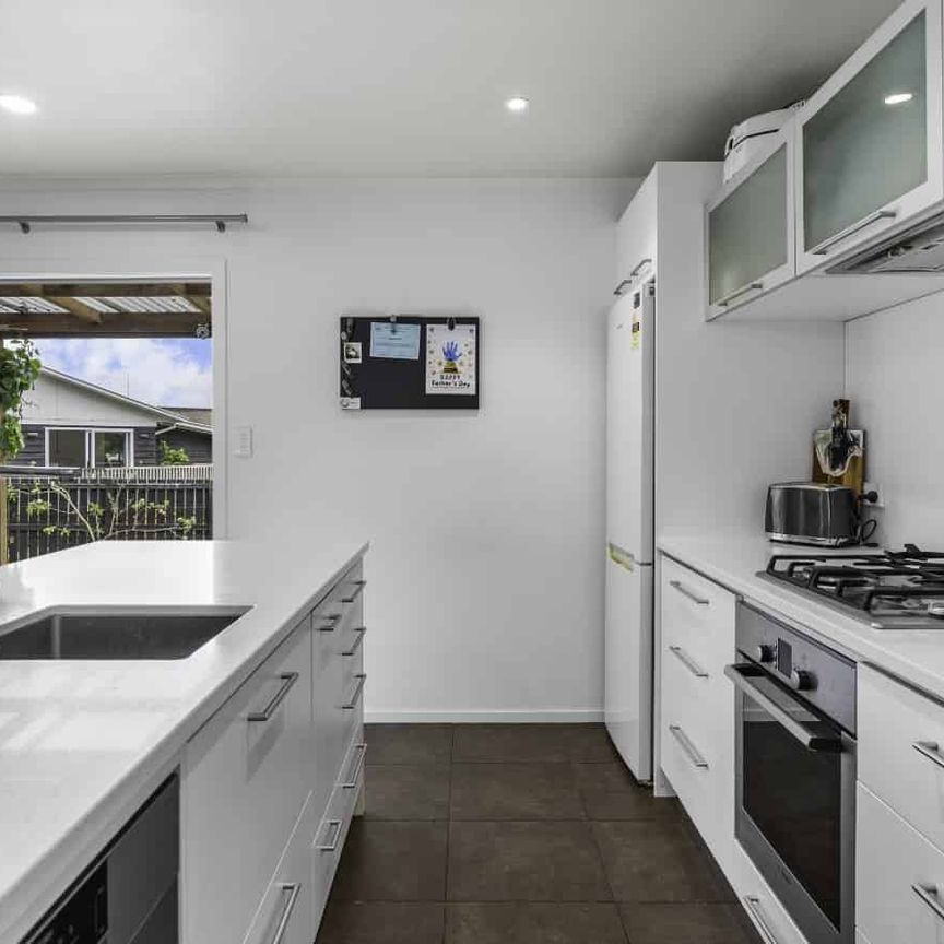 3 Bedroom with Sleepout! PRICE DROPPED - Photo 1