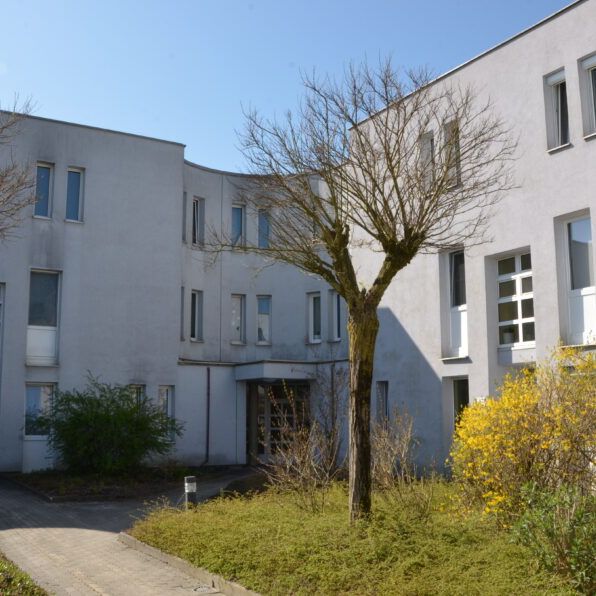 3-Raum-Wohnung mit Balkon im 2. Stock und fix zugeordnetem PKW Abstellplatz in ruhiger Lage - Photo 1