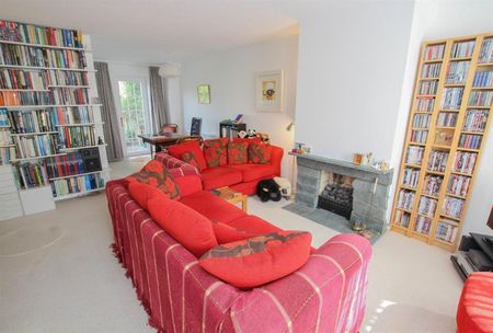 3 bedroom House To Let - Photo 2