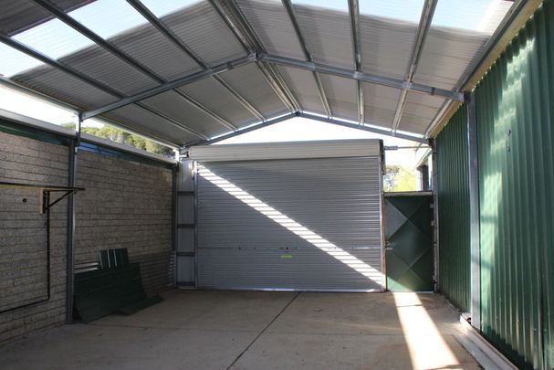 BEAUTIFUL FAMILY HOME WITH THREE GARAGES - Photo 1