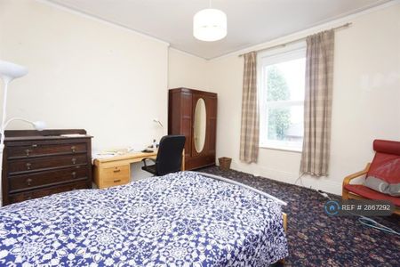 3 bedroom flat to rent - Photo 3