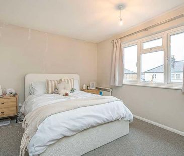 Somerset Close, Hersham, Walton-on-thames, Surrey, KT12 - Photo 3