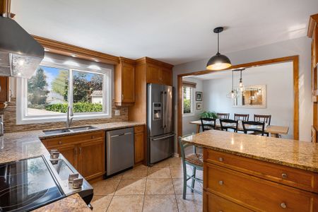 For Lease - 560 Buchanan Crescent, Beacon Hill North - South and Area, Ontario - Photo 4