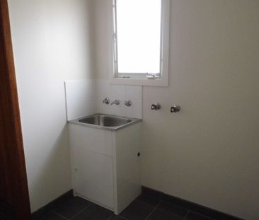 3 BEDROOM HOUSE IN THE HEART OF ALTONA - Photo 3