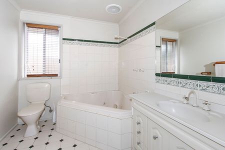 Proud & Spacious Family Home - Photo 5