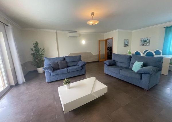 Excelente moradia V3 com Piscina localizada em Albufeira na zona das Ferreiras.
