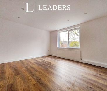 3 bedroom house to rent Tring Gardens, RM3 - Photo 1