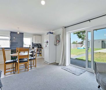 A well-presented three bedroom home featuring an open-plan receptio... - Photo 2