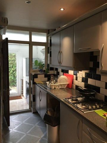 1 bedroom in a house share to rent - Photo 3