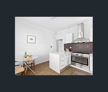 Stylish Coburg Hill Sanctuary - Photo 2