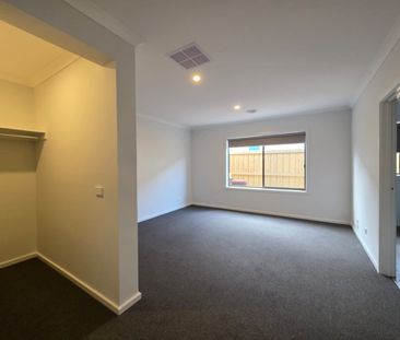 Stunning Family Home in Mambourin! - Photo 3