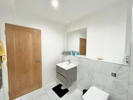 1 bedroom in a flat share to rent - Photo 5