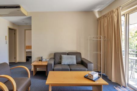 Fully Furnished East End Apartment! - Photo 4