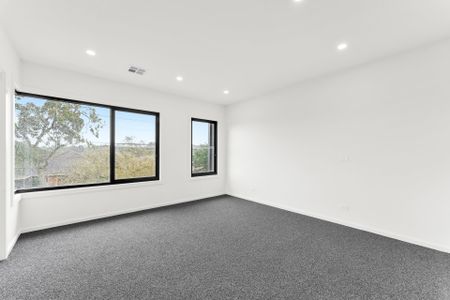 Luxury Living in a Prime Mount Waverley Location - Photo 2
