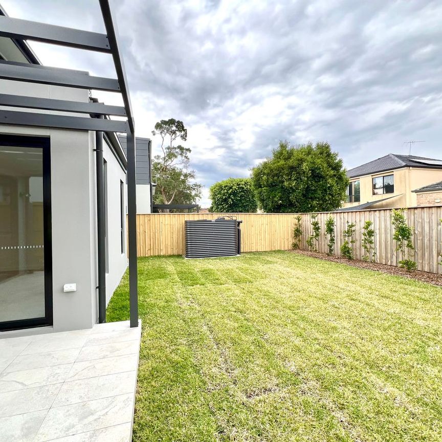 NEW 2 STOREY HOME-QUIET-CONVENIENCE - Photo 2