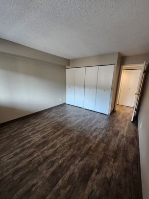 100 10A Street NW, Calgary - Photo 1