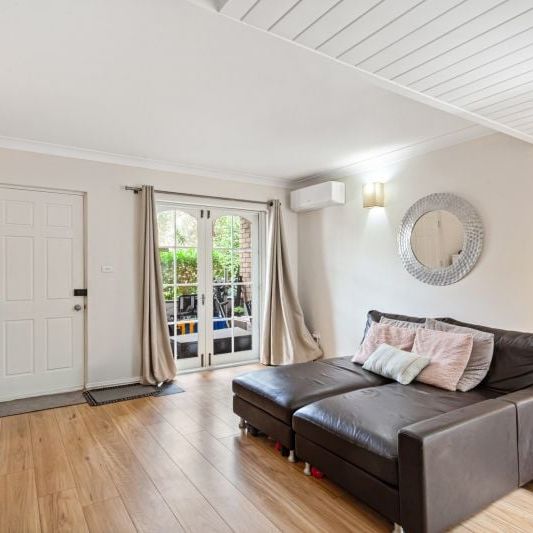 Luxury 3 Bedroom Tri-Level Townhouse with Parking | Glebe - Photo 1