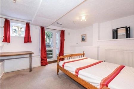 6 Bedroom Student House to Rent in Portsmouth - Photo 4