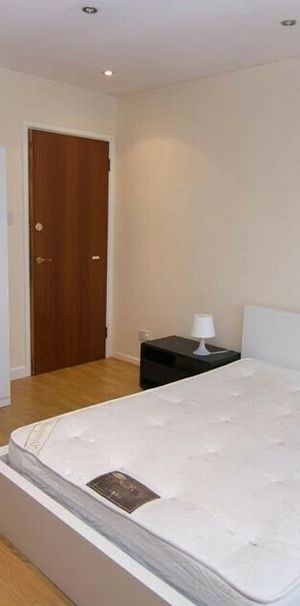 One Double Room in Two bed Share Flat - Photo 2