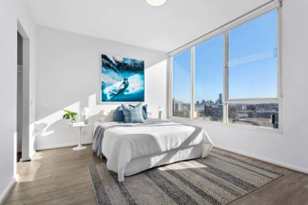 Light-Filled Corner Apartment with Sweeping City Views - Photo 2